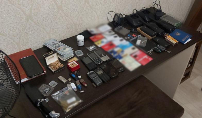 Мобильные телефоны, нож граната. Фото: пресс-служба Киевской прокуратуры