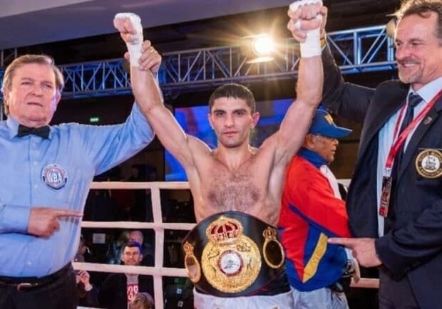 Украинский боксер Артем Далакян защитил титул WBA в Киеве. 