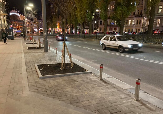 В Киеве на бульваре Шевченко восстановили тротуар и высадили новые деревья. Фото: facebook.com/usov.ua