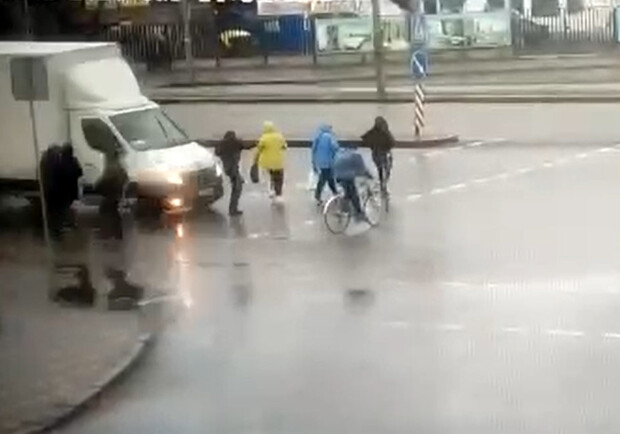 В Киеве на проспекте Палладина водитель сбил двоих человек. Фото: kyiv.gp.gov.ua