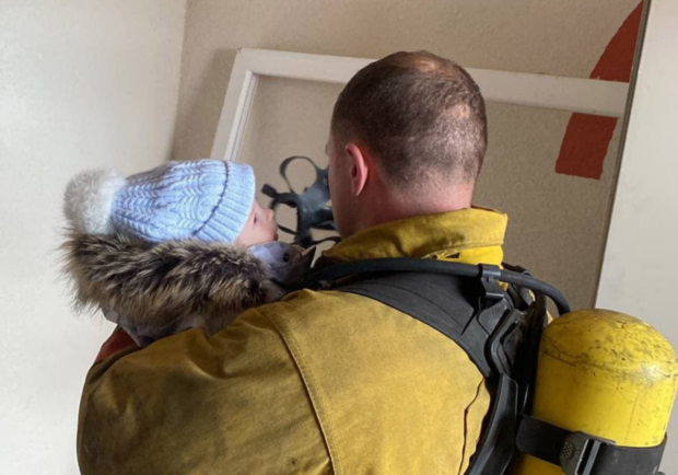 В Киеве наградили спасателя, который отдал свою кислородную маску ребенку. 