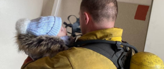 Фотографии спасателей во время пожара на Нивках умилили киевлян