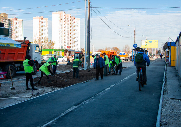 Обустраивается последний участок велодорожки с Троещины в центр. Фото: facebook.com/dratnikov