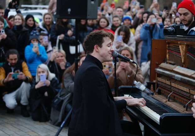 Британский пианист Стивен Ридли устроил концерт посреди парка Шевченко. Фото: telegraf