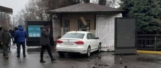 В Межигорье автомобиль на большой скорости влетел в билетную кассу В Межигорье автомобиль на большой скорости влетел в билетную кассу