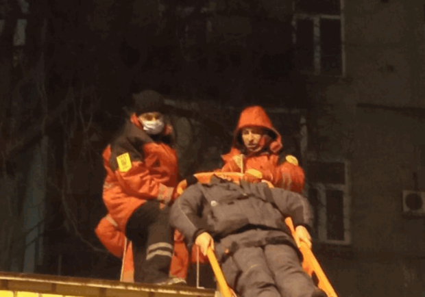 В Киеве спасатели пытались спустить с крыши мужчину и уронили его - видео. 