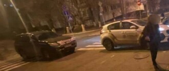 В Киеве женщина на Lexus чуть не сбила мопедиста, пытаясь скрыться от полиции