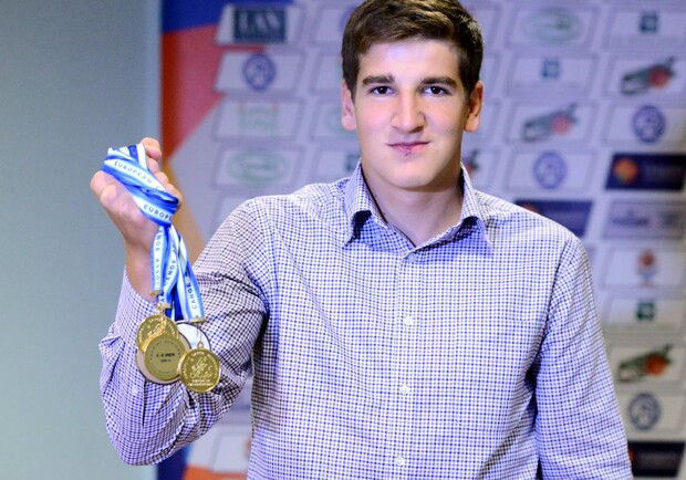 Украинский призер чемпионата мира по гребле Борислав Бизу умер в 24 года от коронавируса. 
