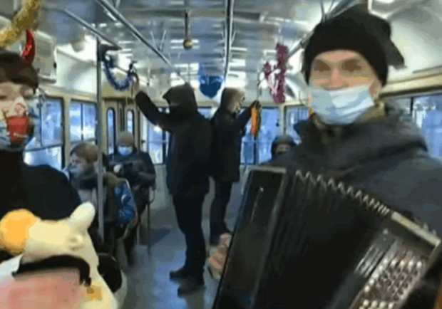 Сегодня по Киеву курсирует праздничный трамвай 
