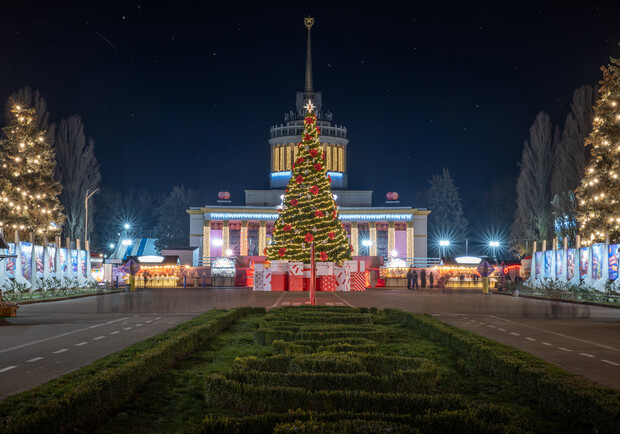 На ВДНГ в Киеве в тестовом режиме заработала новогодняя локация. 