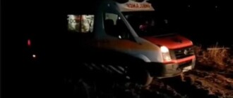 Без буксира не обошлось: на Голосеево скорая помощь застряла по пути на вызов