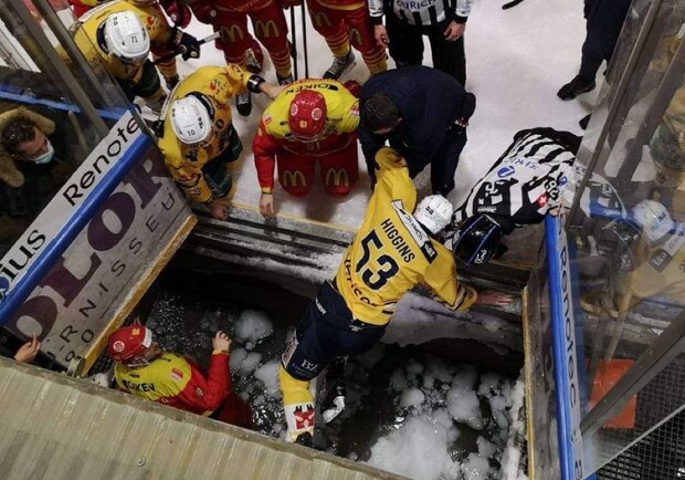В Швейцарии хоккеисты провалились под лед во время матча. 