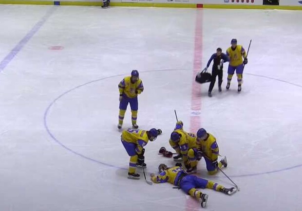 Украинского хоккеиста унесли на носилках после удара локтем в голову. 