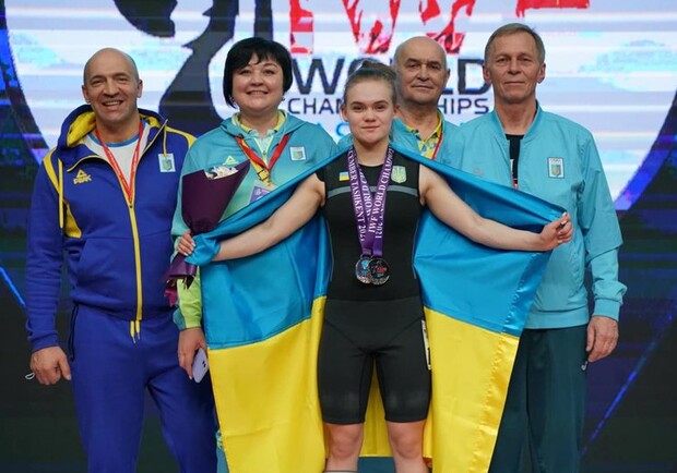 Впервые за 8 лет женская сборная Украины выиграла медали на чемпионате мира по тяжелой атлетике. 