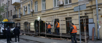 В Киеве начали демонтировать летние площадки: готовят тротуары к снегоочистителям