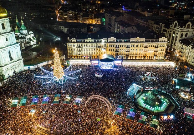 Новогоднюю елку на Софийской площади в Киеве засветят 18 декабря. 