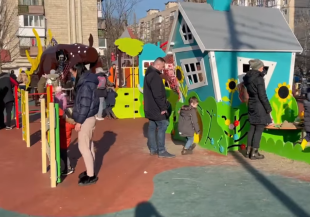 На Русановке в Киеве появилась ультрасовременная детская площадка. 