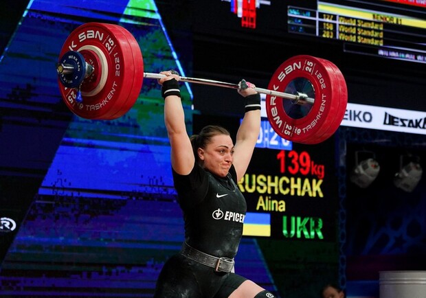 Алина Марущак стала первой в Украине абсолютной чемпионкой мира по тяжелой атлетике. 