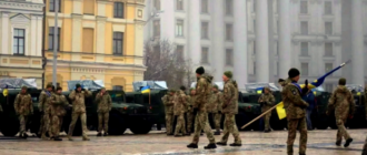 На Михайловскую площадь съехалась военная техника: в чем причина