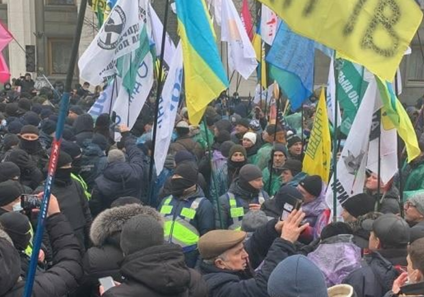 В Киеве под Верховной Радой во время митинга произошли стычки с полицией. 