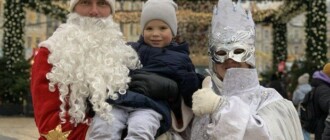 В центре Киева Дед Мороз и Снегурочка "разводят" людей на деньги