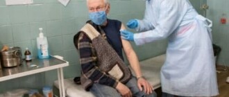 Какими вакцинами: украинцам старше 60 лет разрешили бустерную прививку против COVID-19