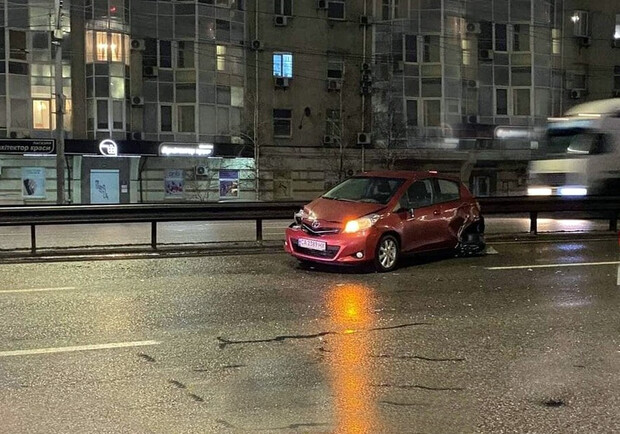 В Киеве пьяный водитель на скорости влетел в две машины. 