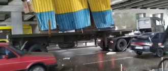 Возле "Левобережной" грузовик с контейнером застрял под мостом