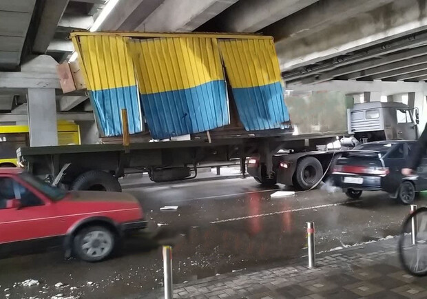 В Киеве возле "Левобережной" грузовик с контейнером застрял под мостом. 