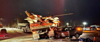 Под Киевом легковушка влетела в грузовик: есть погибший