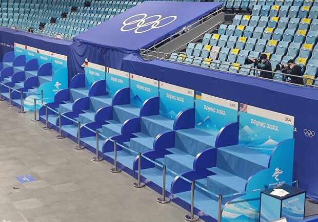 На Олимпиаде-2022 команды фигуристов из Украины и России будут сидеть рядом. 
