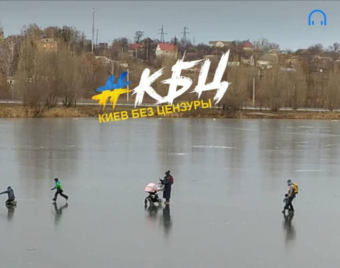 В Киеве люди ходят по льду, несмотря на потепление.