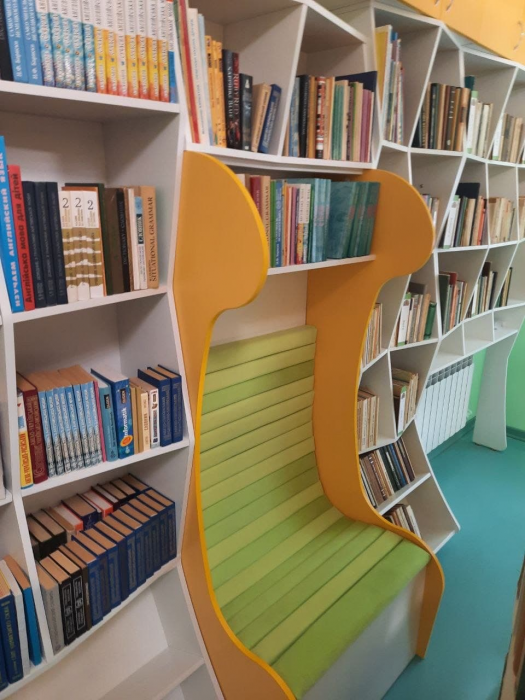 В школе на Оболони открыли современный библиотечный хаб.