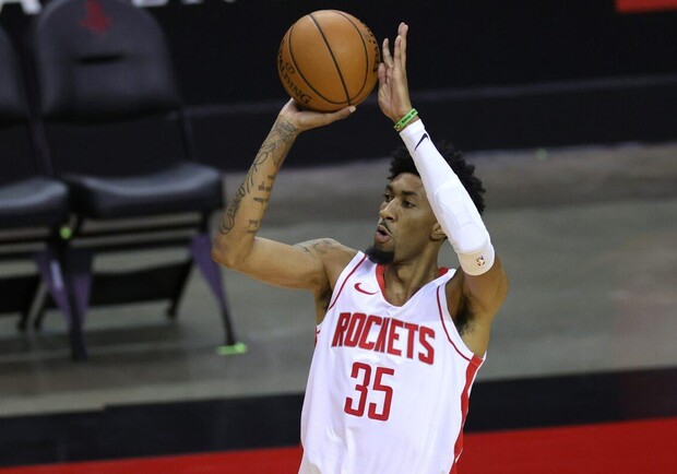 Во время матча НБА баскетболист отправил зрительницу в нокдаун мячом. 