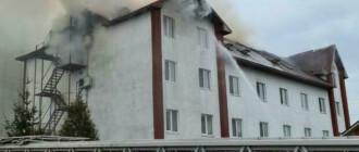 Под Киевом горел четырехэтажный отель: двух человек спасли от огня