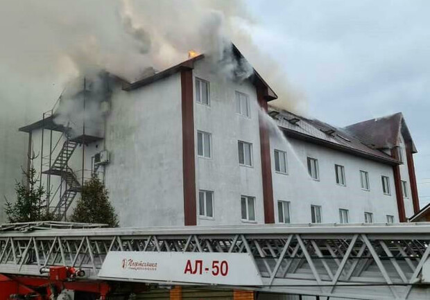 Под Киевом горел четырехэтажный отель: двух человек спасли от огня. 