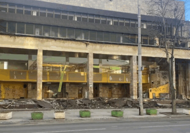Здание "Цветов Украины" превратилось в грязный заброшенный объект в центре Киева. 