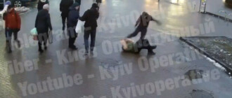 В Киеве курьер службы доставки, ехавший по тротуару, избил прохожего за замечание