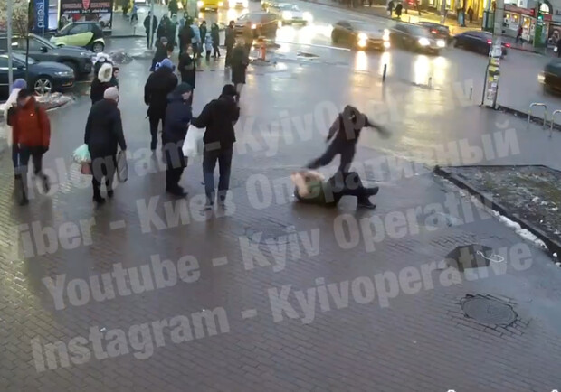 В Киеве курьер Bolt избил мужчину за замечание из-за езды по тротуару. 