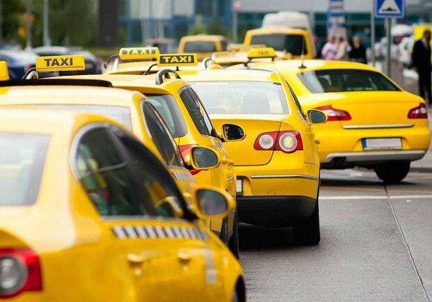 В Киеве таксисты объявили забастовку и требуют поднять тарифы. 
