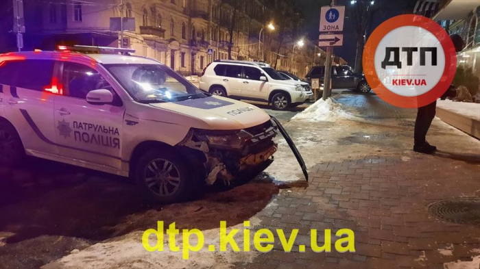 В центре Киева водитель устроил погоню с полицией и разбрасывался деньгами.