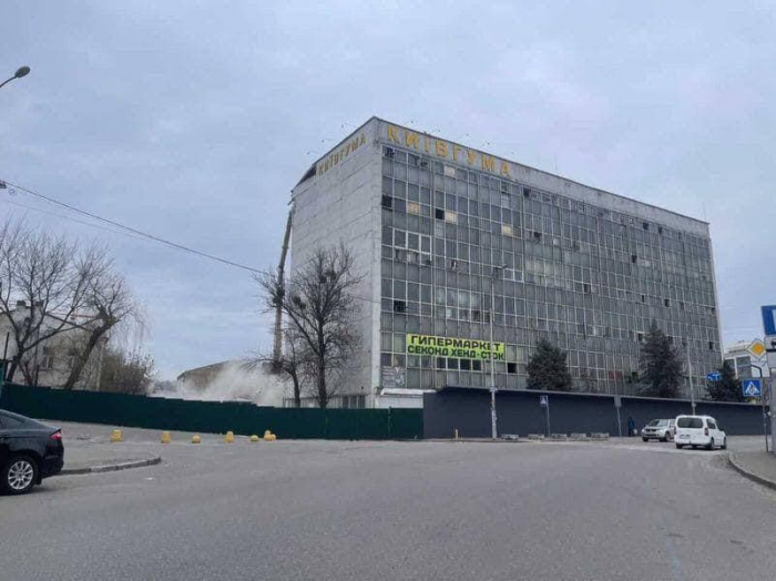 В Киеве сносят Демеевский промышленный комплекс.