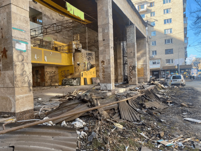 Здание "Цветов Украины" превратилось в грязный заброшенный объект в центре Киева.
