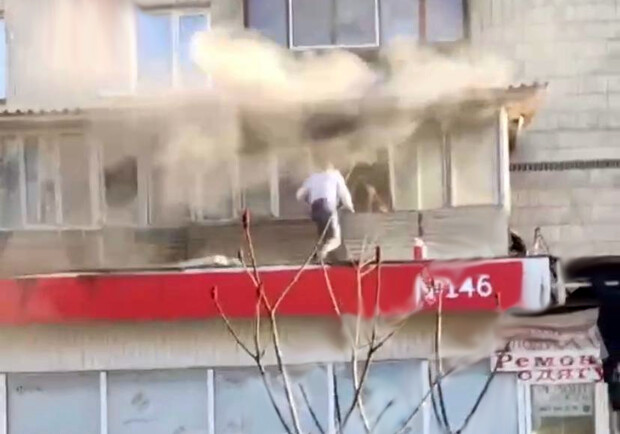 В Киеве сотрудник почты героически спас из пожара пенсионерку. 
