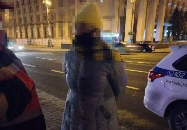 В Киеве на Майдане Незалежности женщина угрожала подорвать себя гранатой. 