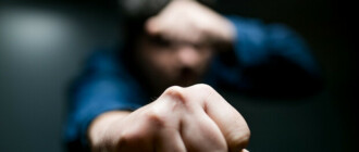 На Оболони неизвестные жестко избили двух пожилых женщин