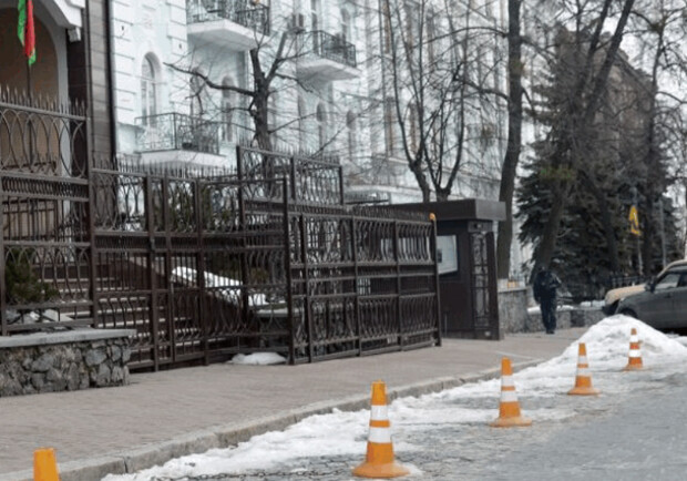 У посольства Беларуси убрали парковочные конусы. 