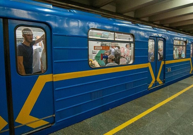 На "Харьковской" в Киеве мужчина угрожал пассажиру метро пистолетом. 