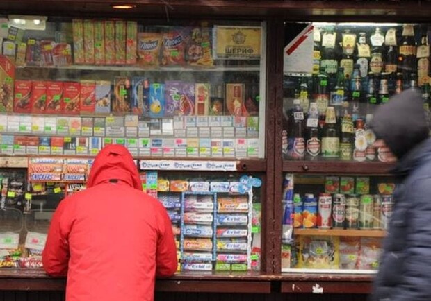 Под Киевом рассчитываются "тысячей Зеленского" в продуктовом киоске. 