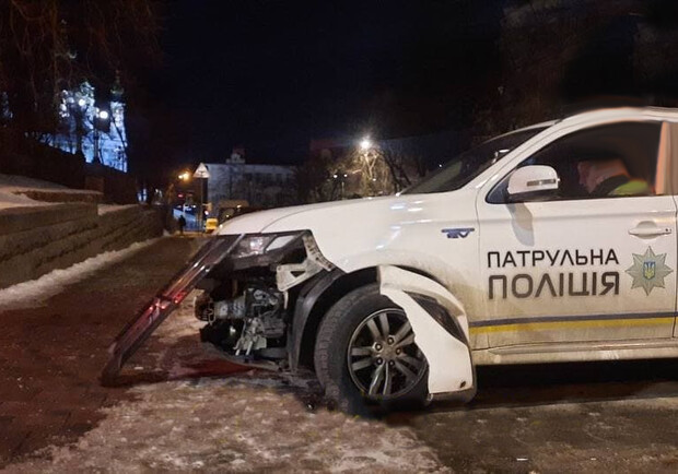 В центре Киева водитель устроил погоню с полицией и разбрасывался деньгами. 